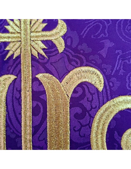 Casulla adamascada bordada JHS morada