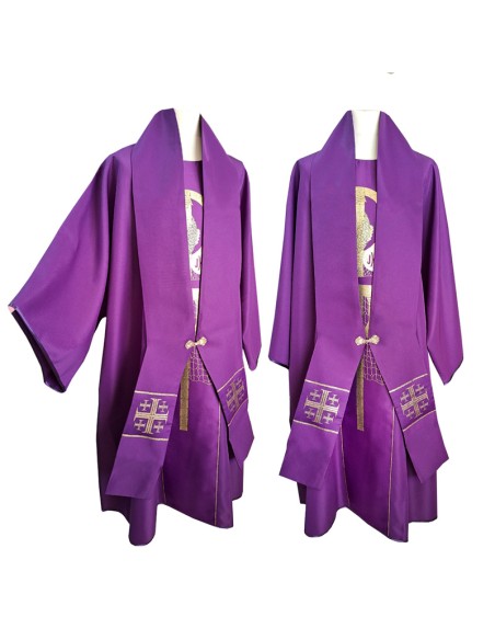 Dalmatica Morada Estampada Con Galon Pax Caliz Forma Y Una Red De Fondo