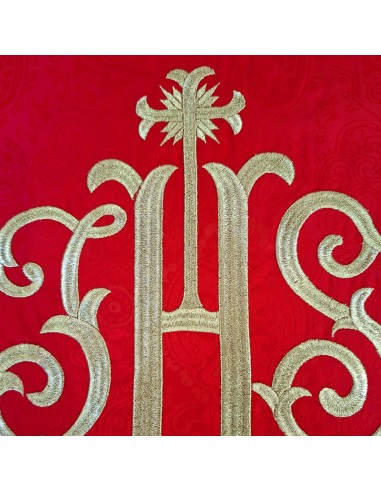 Casulla adamascada bordada JHS roja
