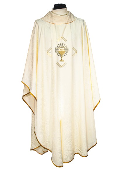 Casulla Adamascada Bordada Caliz Con Forma Jhs Y Rayos Crema
