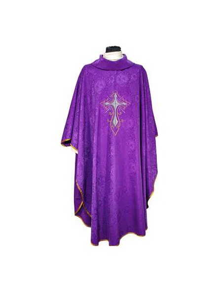 Casulla Adamascada Bordada Cruz Grande Morada Con Dorada Alrededor