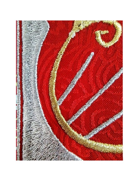 Casulla Adamascada Bordada Cruz Grande Roja Con Dorada Alrededor