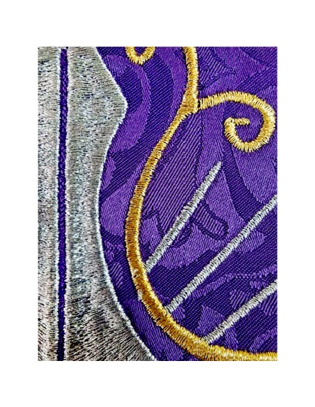 Casulla Adamascada Bordada Cruz Grande Morada Con Dorada Alrededor