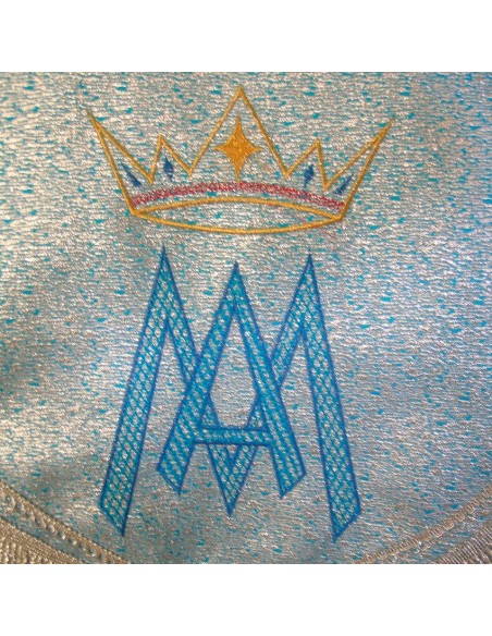 Capa Pluvial Estampada Mariana Azul Tipo Damasco Con Signo Maria Y Corona Bordada Detras Con Estola