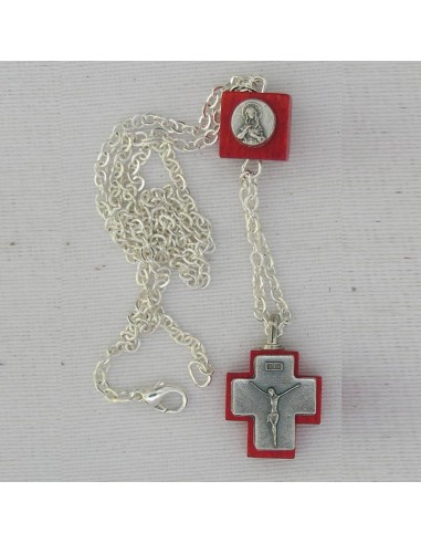 Colgante Madera Rojo Con Cruz Y Medallas Sagrado Corazon De Jesus Y Maria